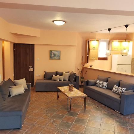 Christie'S Ground Floor Apartment By The Sea Като Гатзея Екстериор снимка