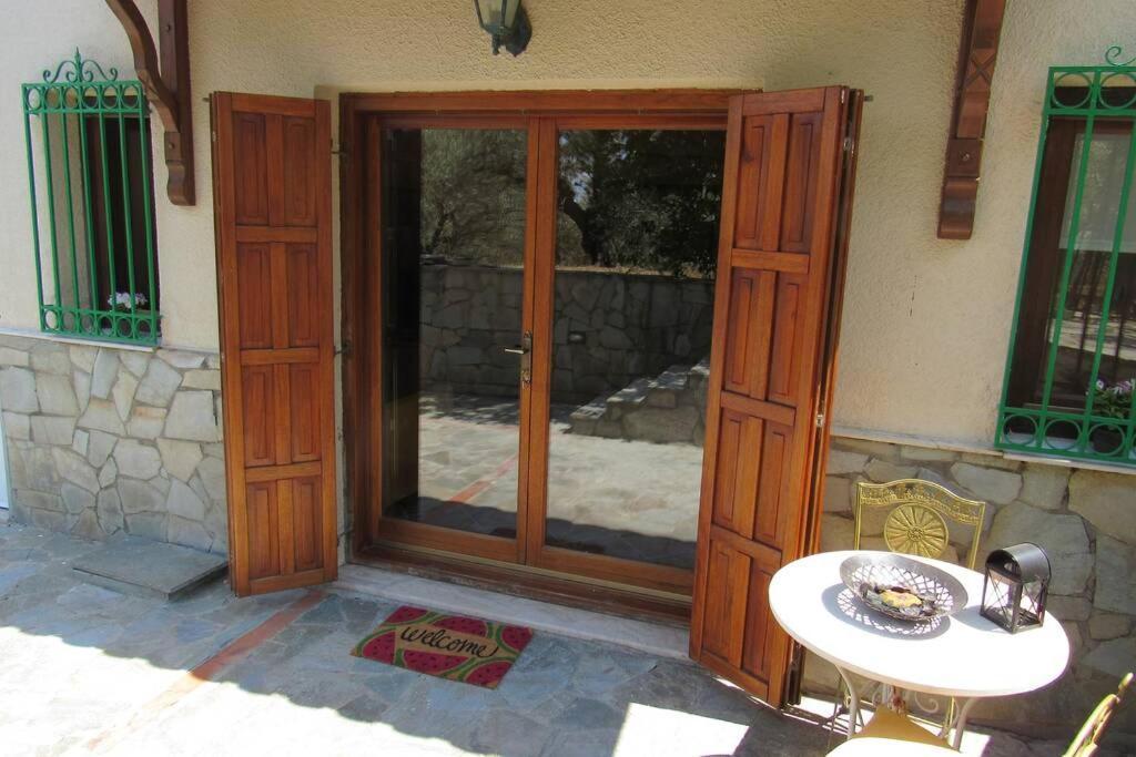 Christie'S Ground Floor Apartment By The Sea Като Гатзея Екстериор снимка