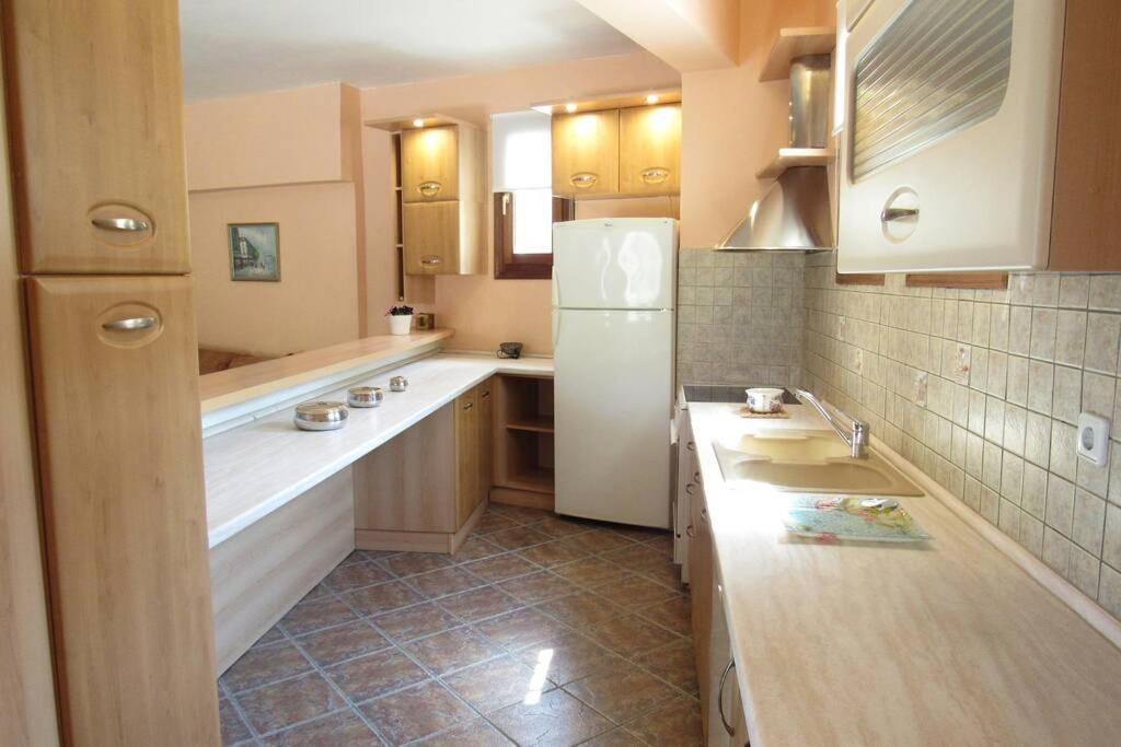 Christie'S Ground Floor Apartment By The Sea Като Гатзея Екстериор снимка