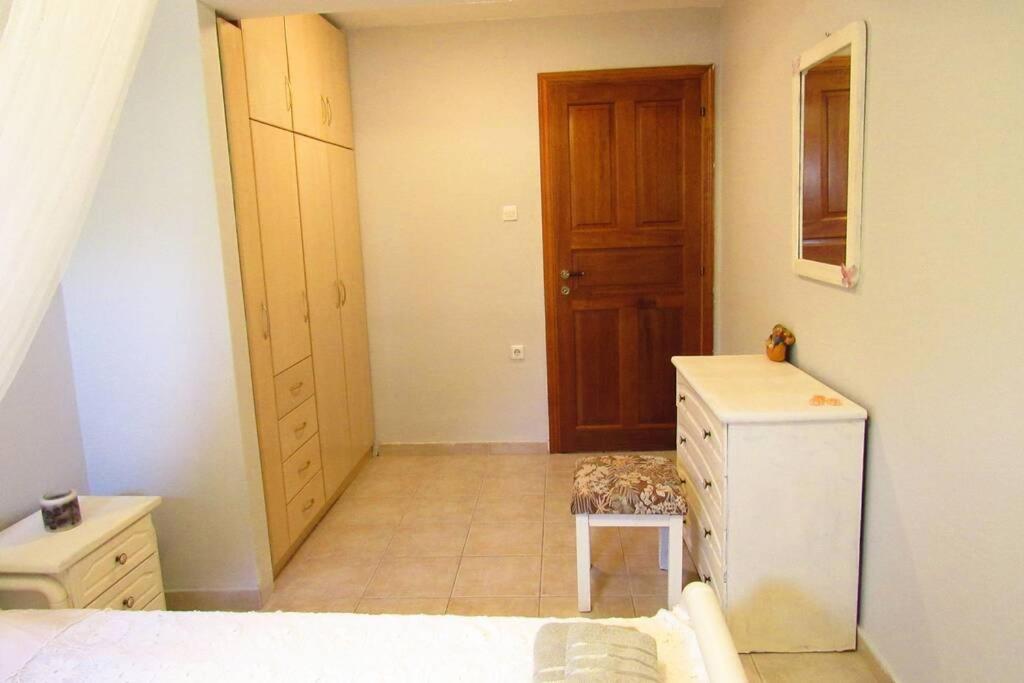 Christie'S Ground Floor Apartment By The Sea Като Гатзея Екстериор снимка